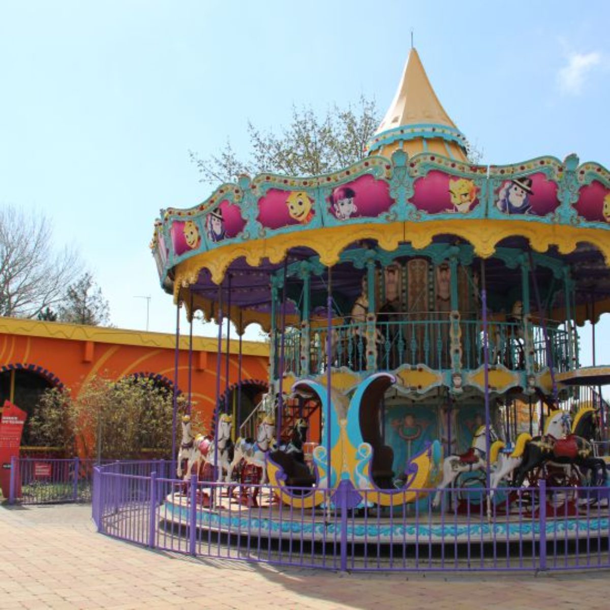 Merrie Go'Round in Walibi Holland | Pretpark Vergelijker.nl Pavillon De Thé Walibi Holland